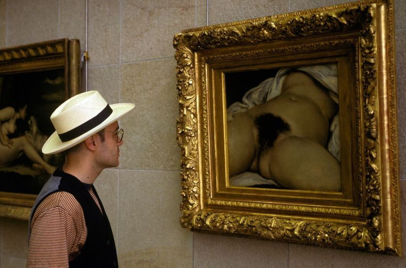1995, un visiteur du musée d'Orsay contemple le tableau de Gustave Courbet l'Origine du Monde (1886)