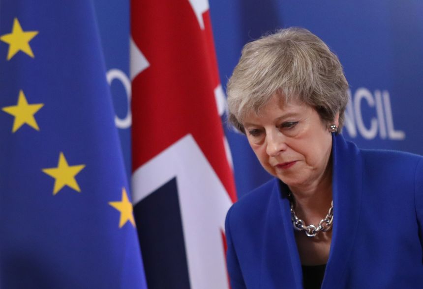 La première ministre britannique T. May quitte après une conférence de presse après avoir assisté à une session extraordinaire du Conseil européen sur le Brexit le 25 novembre 2018 à Bruxelles, en Belgique.