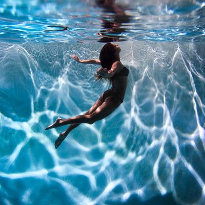 Une nageuse en pleine méditation