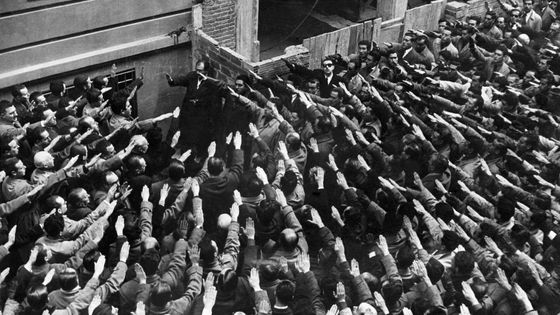 Des militants pro-Franco font le salut fasciste le 11 février 1956 pour rendre hommage à Mathias Montero, tué dans cette rue de Madrid en 1933. ©AFP - afp