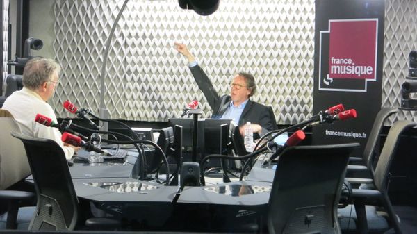 France Musique, studio 451... Le surdoué Dominique Besnehard & Le producteur Benoît Duteurtre (g. à d.)
