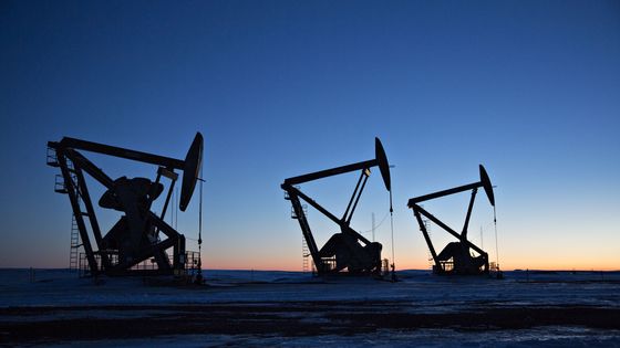 Pompes à pétrole au-dessus de puits de pétrole dans le Dakota du Nord ©Getty