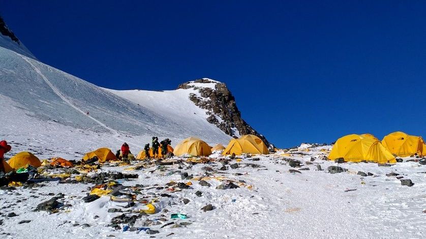 Déchets laissés derrière eux par des alpinistes au Camp IV de l'Everest le 21 mai 2018.