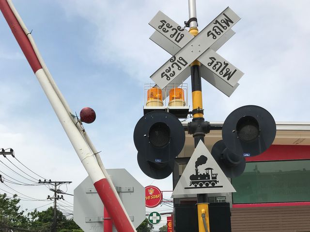 Les barrières, les panneaux de signalisations, les signaux lumineux sont prêts mais pour l'instant aucun train ne circule entre les deux pays.