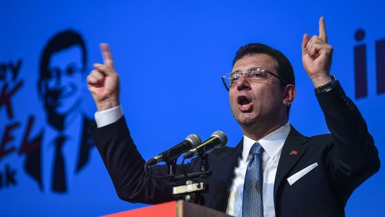 Le candidat du parti d’opposition CHP Ekrem Imamoglu au cours d’un meeting de la campagne des élections municipales à Istanbul le 25 mai dernier. ©AFP - OZAN KOSE / AFP