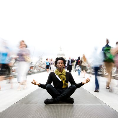 Un moment de méditation dans un monde en action