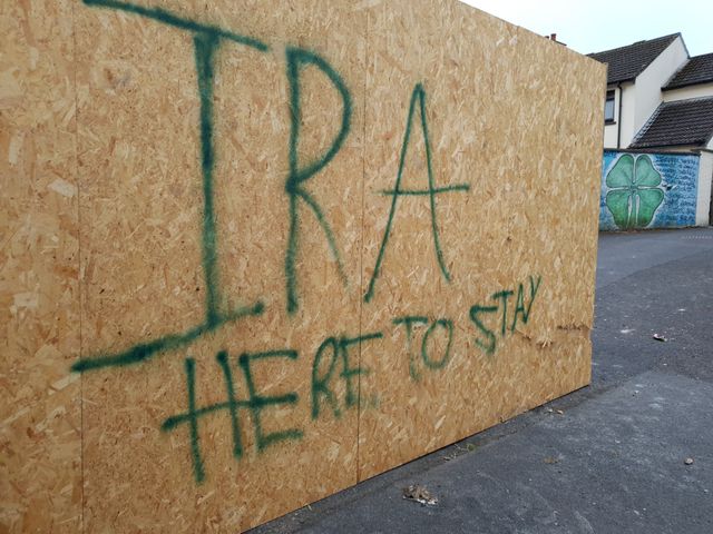Dans le quartier de Creggan, à Londonderry, les graffitis de la nouvelle IRA sont partout. Dans cette zone où les indicateurs sociaux sont parmi les plus bas du Royaume-Uni, le Brexit est un coup dur de plus.
