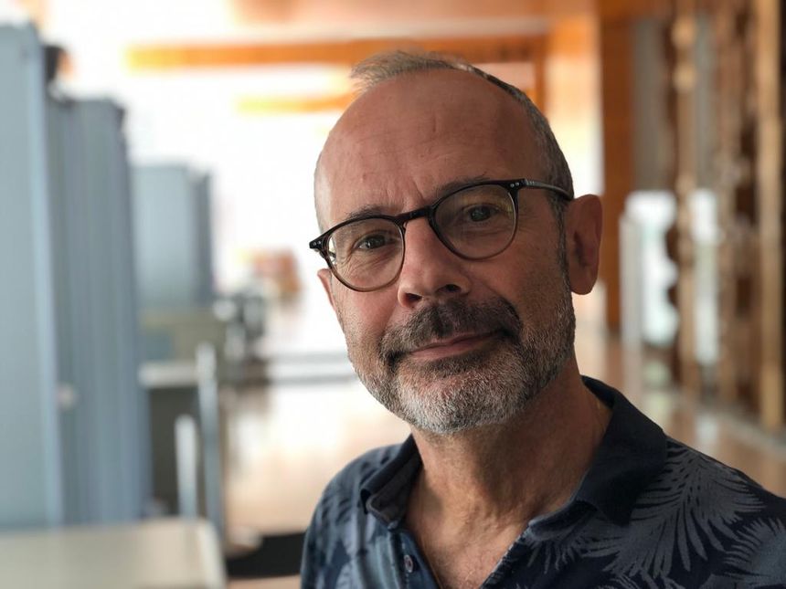 Laurent P. s'est levé en cachette pour regarder la télé