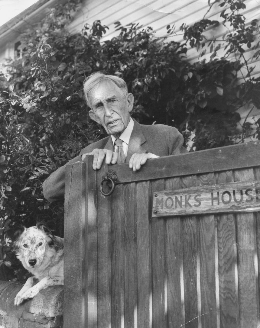 Leonard Sidney Woolf (1880-1969) à Monk's House, Rodmell, East Sussex, circa 1950.
