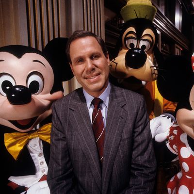 Michael Eisner, alors PDG de la Walt Disney Compagny, avec Mickey, Pluto et Minnie, en 1989