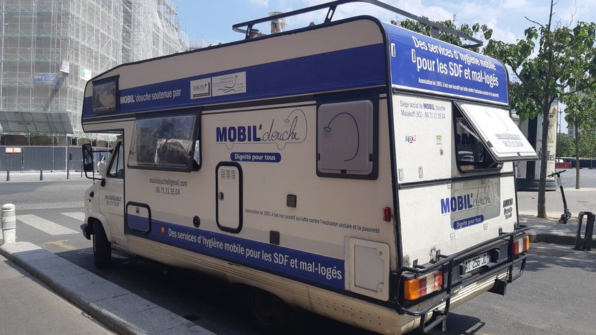 La Mobil'Douche offre une douche aux personnes à la rue
