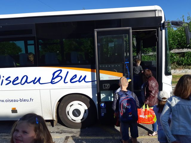 Les enfant de l'école élémentaire prennent déjà le bus pour rejoindre la commune d'Oisemont, à plus de 10 minutes de route