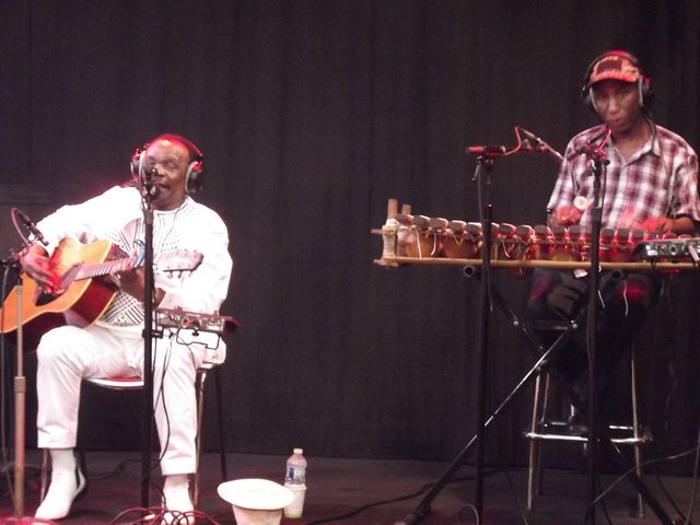Mory Kanté à la guitare et Adama Condé au balafon pour un live envoûtant
