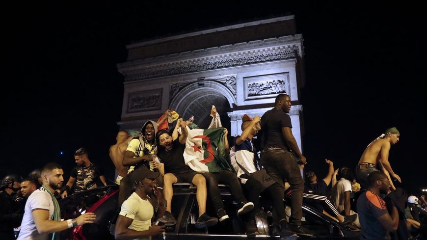 Les supporters ont fêté la victoire de l'Algérie jusqu'au pied de l'Arc de Triomphe