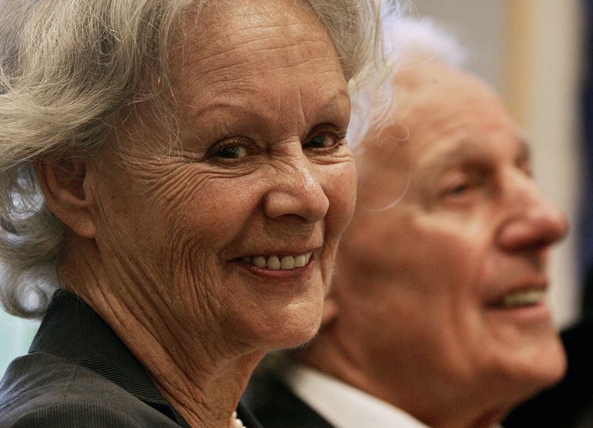 En 2005, Françoise Bornet, la femme de la photo, vend un tirage original du Baiser de l'Hôtel de Ville. Estimé entre 10 et 20 000 euros, les enchères grimpent jusqu'à 155 000 euros