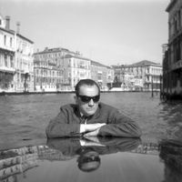 Luchino Visconti à Venise sur le Grand Canal, en 1956.