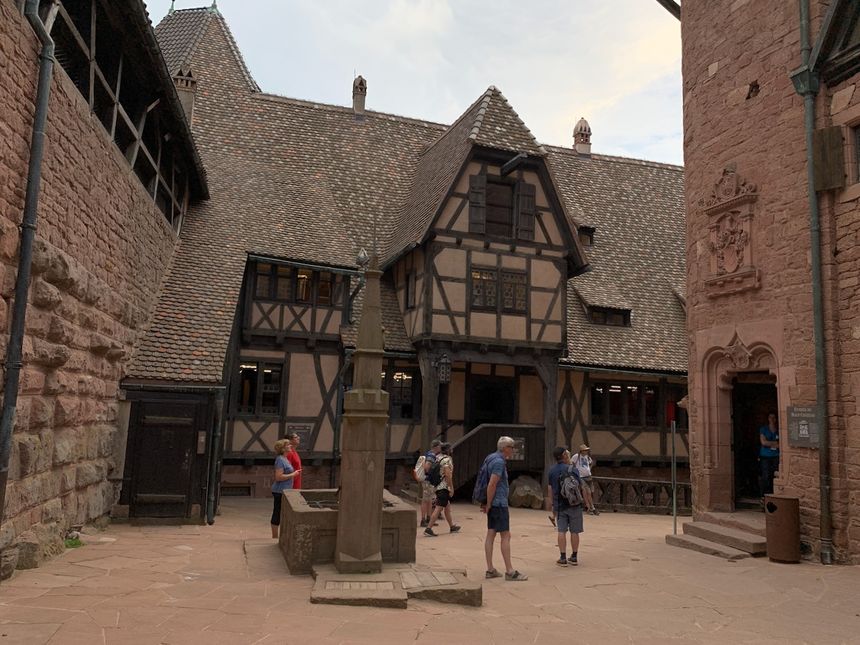 Orschwiller, cour d'honneur du Haut Koenigsbourg
