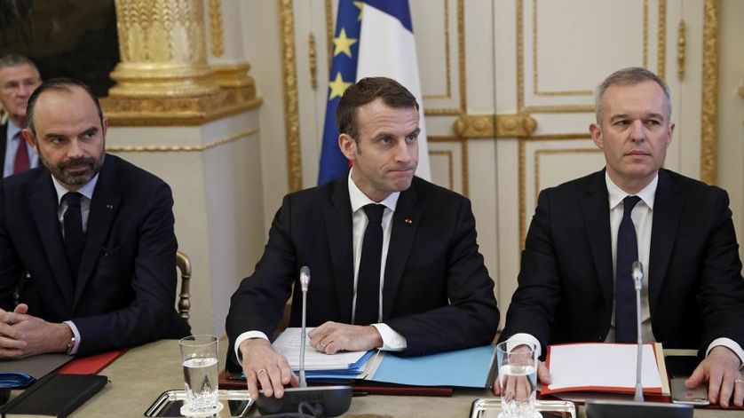 Le Premier ministre français Édouard Philippe, le président français Emmanuel Macron et le ministre de l’Écologie François de Rugy rencontrent des représentants syndicaux, le 10 décembre 2018