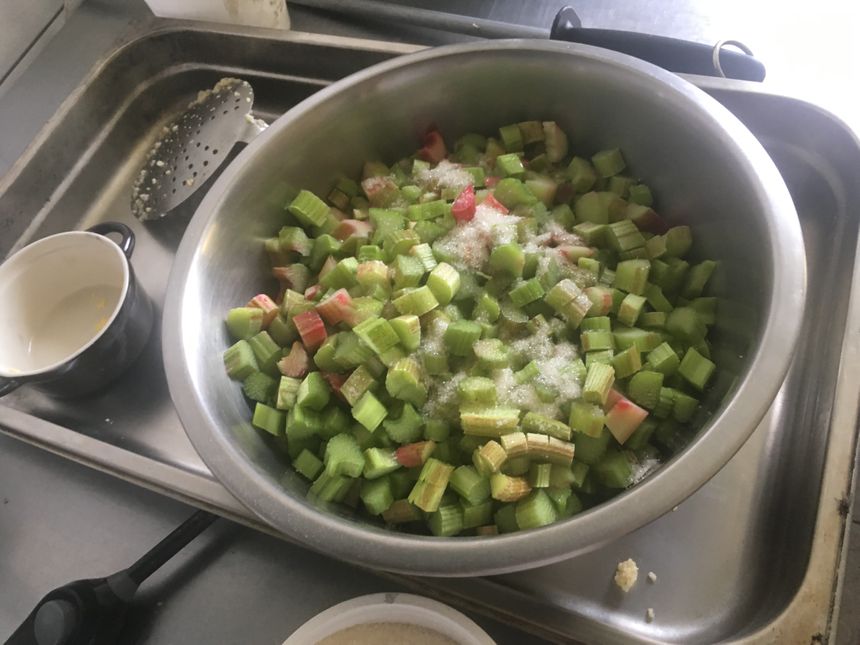 La tourte de rhubarbe en préparation