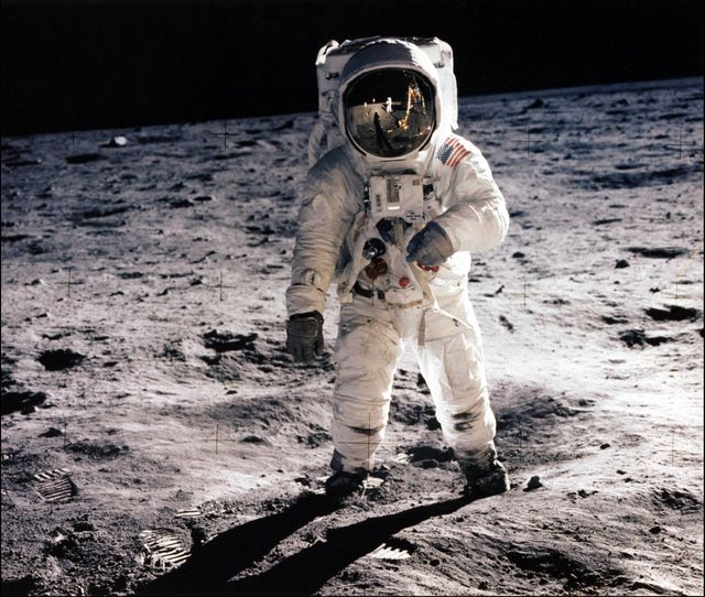 Buzz Aldrin, pris en photo par Neil Amstrong. On peut voir la réflexion de ce dernier dans le casque de Buzz Aldrin.