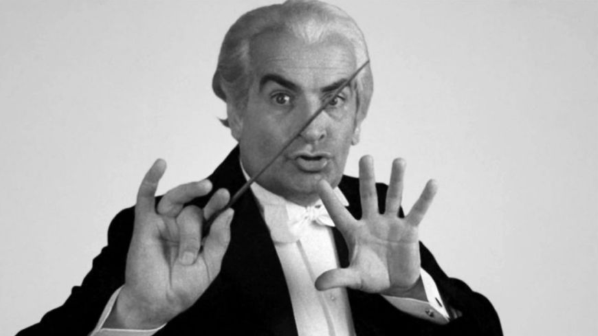 Louis de Funès en chef d'orchestre dans La Grande Vadrouille de Gérard Oury, en 1966.