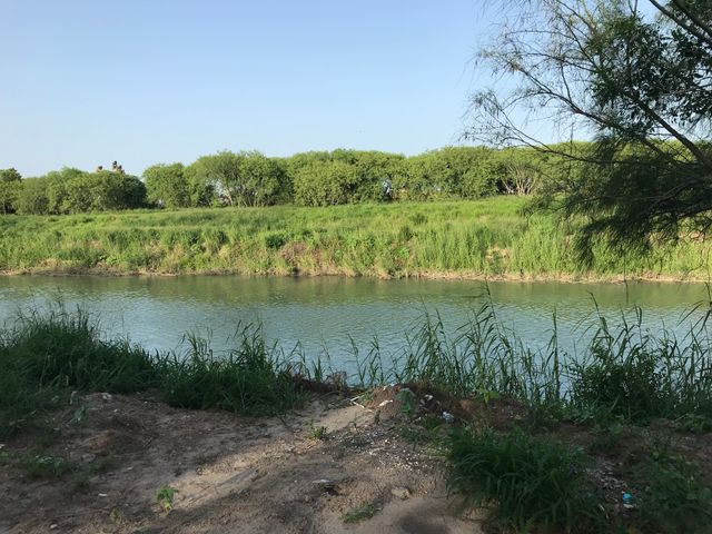 C'est à cet endroit du Rio Grande que les corps d'un père salvadorien et de sa fille de 23 mois ont été retrouvés