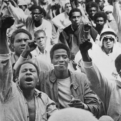 Des détenus lèvent le poing lors des émeutes de la prison d'Attica aux Etats-Unis en 1971