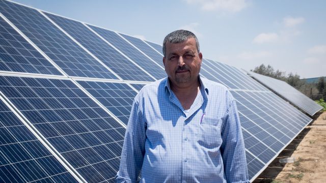 Anouar Abu Sagga gère une installation solaire, montée par l’ONG Première urgence internationale, pour pouvoir pomper l’eau et arroser les champs sans prendre de risques lors des coupures de courant.