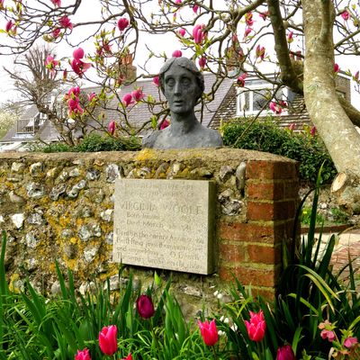Buste de Virginia Woolf dans le jardin de Monk's House, sa demeure dans le Sussex.