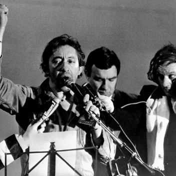 Serge Gainsbourg interprète une version classique de "La Marseillaise" pour des parachutistes venus l'écouter lors d'un concert à Strasbourg le 04 janvier 1980