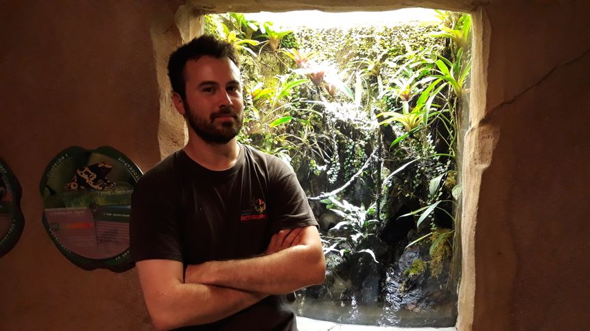 Nicolas soigneur en charge des poissons, insectes et des reptiles à Biotropica à Val-de-Reuil (27)