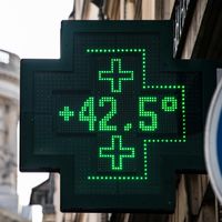 Le thermomètre d'une pharmacie affiche 42.5°C, à Paris, jeudi 25 juillet 2019.