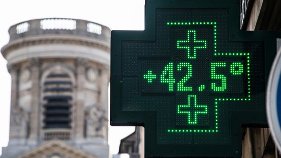 Le thermomètre d'une pharmacie affiche 42.5°C, à Paris, jeudi 25 juillet 2019. ©AFP - Bertrand Guay