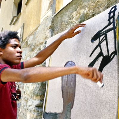 Jean-Michel Basquiat en train de peindre à St. Moritz en Suisse en 1983