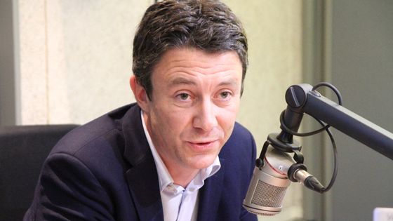 Le porte parole du gouvernement et secrétaire d'Etat auprès du 1er ministre, Benjamin Griveaux, en interview dans les studios de France Bleu Pays Basque. 30 novembre 2018. ©Radio France - Frédéric Fleurot
