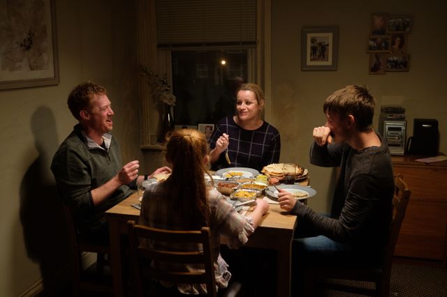 Repas familial dans "Sorry We Missed You" avec Ricky, Abby et leurs deux enfants Seb et Liza Jane