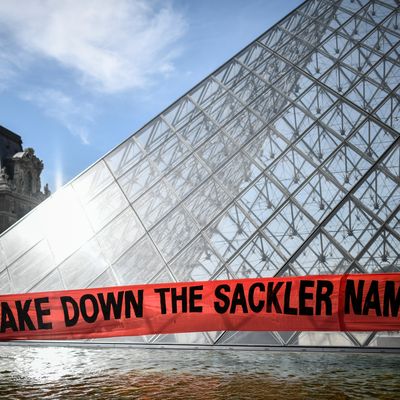 Manifestation le 1er juillet demandant le retrait du nom des Sackler des salles du Louvre qu’ils ont contribué à financer.