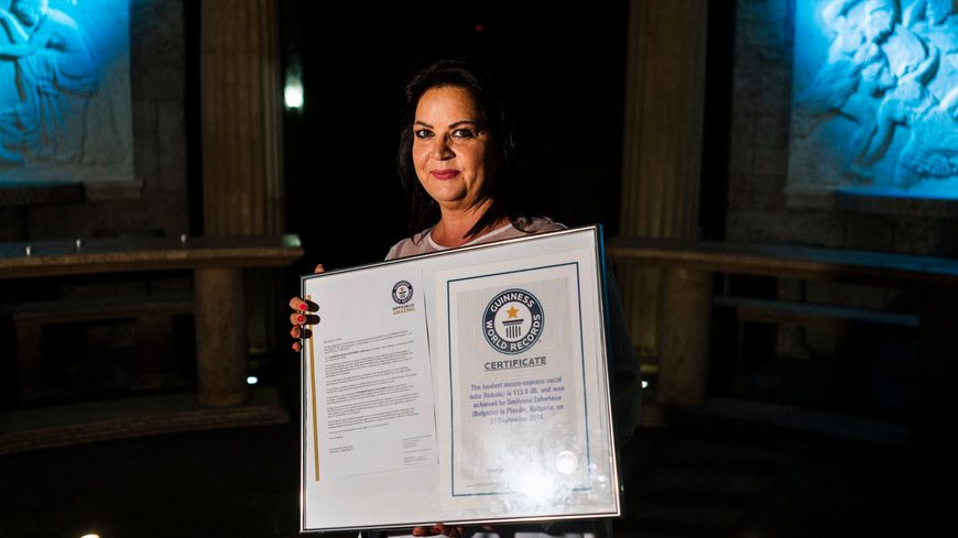 La chanteuse bulgare Smilyana Zaharieva entre dans le livre Guiness des Records
