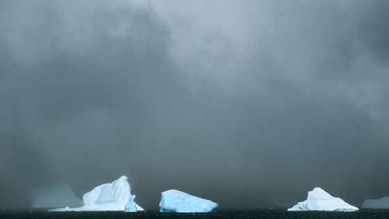 Des icebergs sous une tempête ©Getty - Delphine Aures