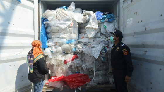 Les autorités indonésiennes contrôlent un conteneur de déchets dans le port Batam le 29 juillet 2019. ©AFP - Sei Ratifa
