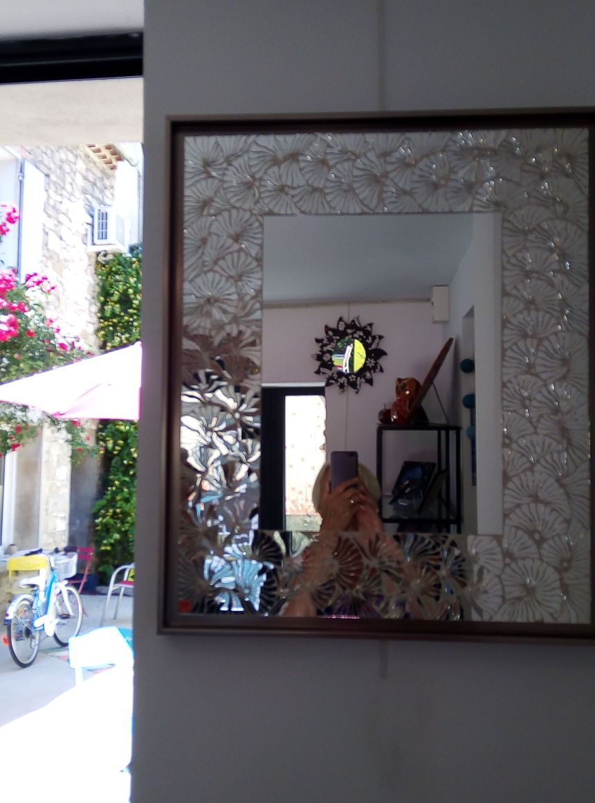 Mosaïques de miroirs dans le miroir à l'Atelier Chrysalide de Monteux