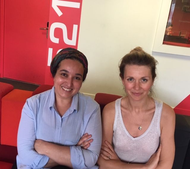 Hanane Karimi, sociologue, et militante pour un féminisme musulman et et Lauren Bastide, journaliste dans le studio de France Inter.