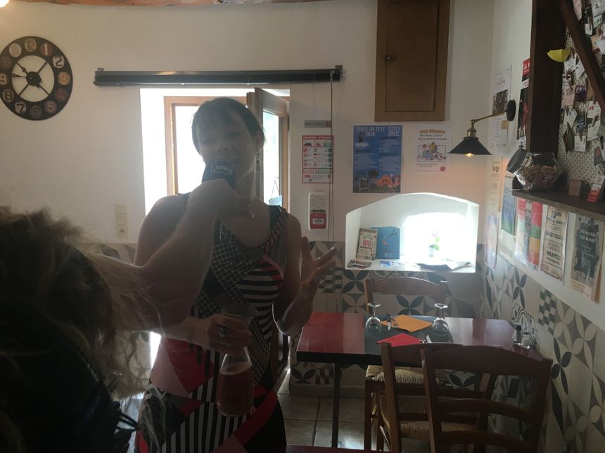 Laurette au service en salle