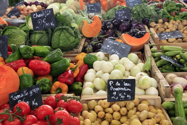 Etal de légumes au marché