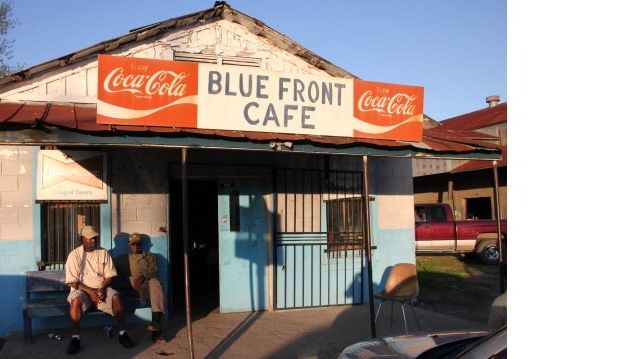 Le musicien de blues Jimmy 'Duck' Holmes devant le Blue Front Cafe à Bentonia, Mississippi, 2013