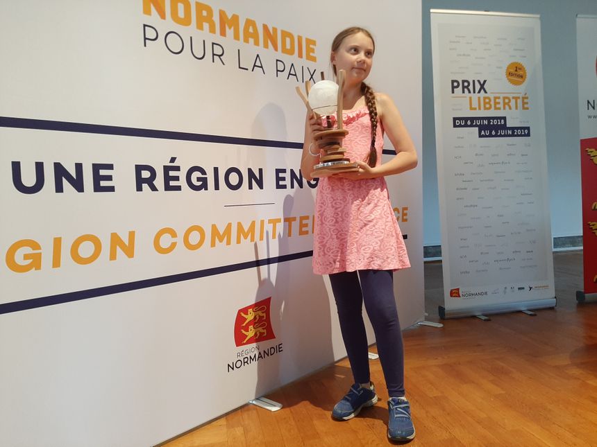 Greta Thunberg pose avec son Prix Liberté, fabriqué par des jeunes normands