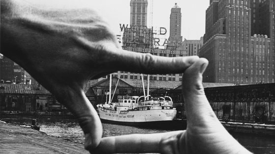 Shunk-Kender Pier 18 John Baldessari, New York, hiver 1970-1971 Don de la Fondation Roy Lichtenstein en mémoire d'Harry Shunk et de Janos Kender (2014) Photographie: Shunk-Kender © J.Paul Getty Trust. Tous droits réservés. - © Centre Pompidou/MNAM-CCI/Bibliothèque Kandinsky, Photothèque RMN-Grand Palais
