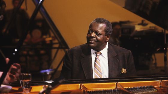 Oscar Peterson lors d'un show télévisé à Londres, mars 1984 ©Getty - Photo by David Redfern/Redferns