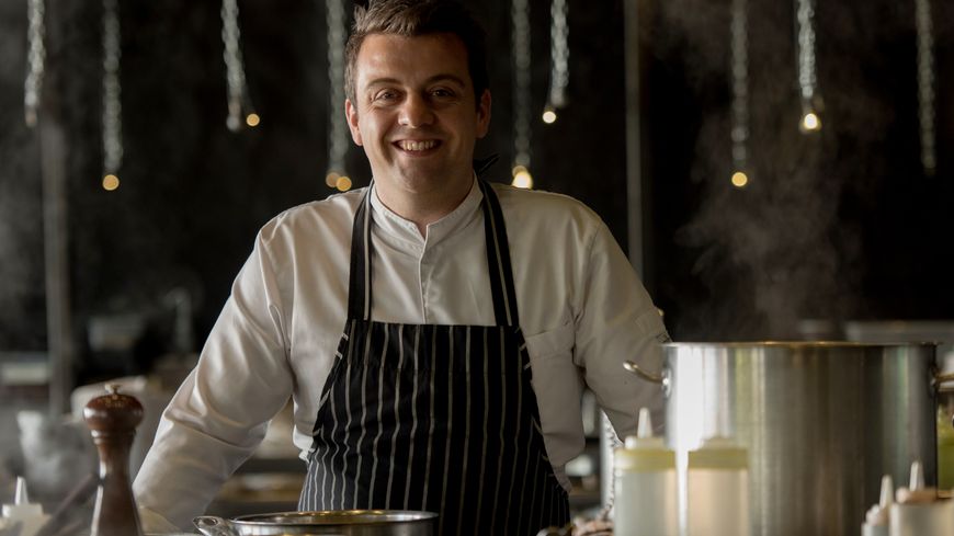 Le chef Alexandre Gauthier dans son restaurant La Grenouillère à La Madelaine-sous-Montreuil (Pas-de-Calais), en octobre 2015