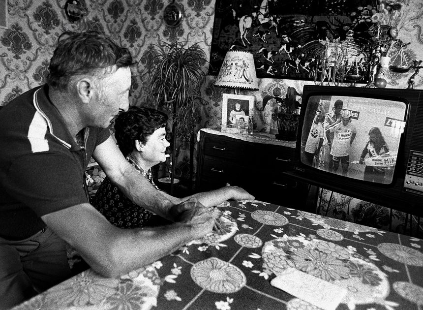 A Yffiniac, les parents de Bernard Hinault regardent la victoire du fiston le 23 juillet 1978